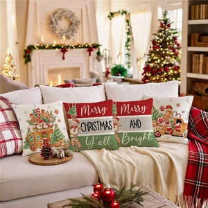 4er-Set Weihnachts-Kissenbezüge mit Lebkuchenhaus und festlichem LKW auf weißem Sofa