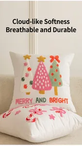 Dettaglio della fodera per cuscino con ricamo Merry and Bright e alberi di Natale
