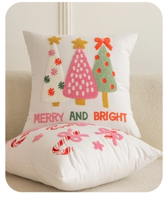 Dettaglio federa natalizia con ricamo a spugna Merry and Bright su divano in tessuto beige