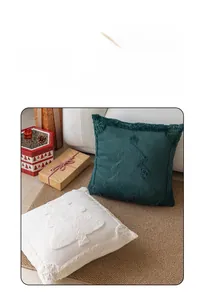 Détail de la texture sapin de Noël sur housses de coussin en fausse fourrure