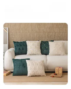 Détail de la housse de coussin de Noël matelassée avec broderies et finitions à franges