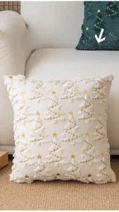 Détail de la housse de coussin de Noël blanche avec arbre en peluche et étoile dorée