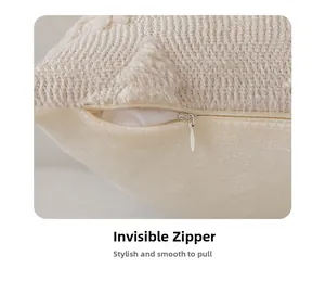 Détail de la fermeture éclair invisible sur une housse de coussin en fausse fourrure