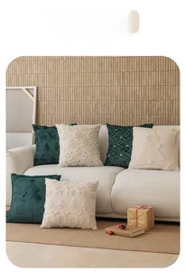Détail de housses de coussin de Noël avec motifs brodés de cerf et de sapin