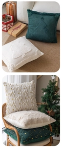 Détail de la housse de coussin de Noël en peluche avec motif sapin et broderie d'étoile