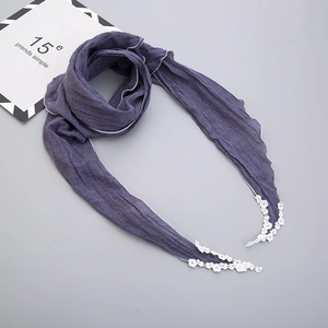 Detail eines dunkelvioletten Baumwoll-Leinen-Schals mit eleganter weißer Spitzenborte