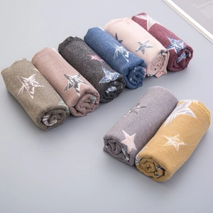 Détails d'écharpes en cachemire colorées avec motif d'étoiles en divers coloris de saison