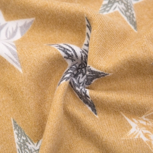 Gros plan sur un tricot côtelé jaune à motifs d'étoiles pour écharpe enfant chaude