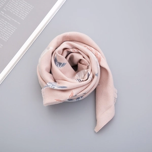 Détail de l'écharpe rose avec imprimé plumes et pliage en forme de rose douce