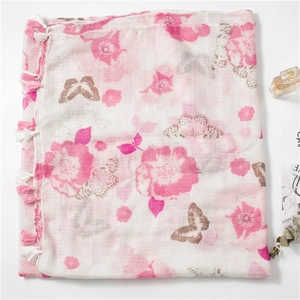 Écharpe en coton et lin à imprimé papillon rose avec pompons sur fond blanc pur
