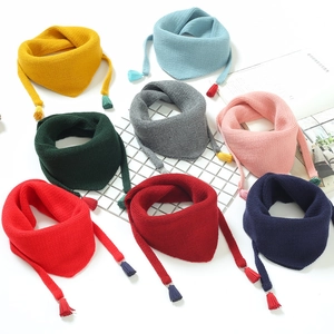 Écharpes triangulaires tricotées multicolores avec glands décoratifs pour enfants