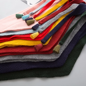 Écharpes tricotées pour enfants avec glands en plusieurs couleurs comme rose et bleu