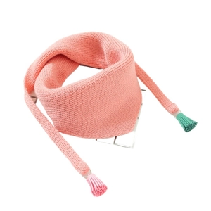 Écharpe en tricot rose pour enfants avec glands colorés sur un fond blanc