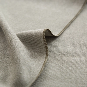 Makroaufnahme von grauem Kaschmir-ähnlichem Twill-Stoff mit verstärkter Nahtkante