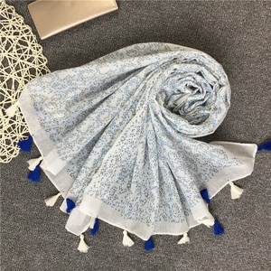 Sciarpa in cotone e lino a quadri grigi e bianchi con nappe blu per la protezione solare