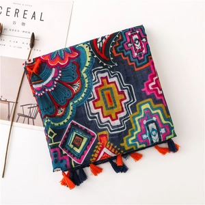 Détail d'une écharpe bohème à motifs géométriques avec de longues franges artisanales