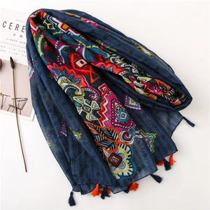 Écharpe bohème bleu foncé à pompons avec motifs floraux sur fond blanc