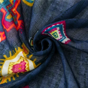 Vue détaillée d'une écharpe bohème en lin avec imprimé ethnique et texture de tissu doux