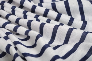 Detailaufnahme von blau-weiß gestreiftem Stoff mit feinem Fischgrätmuster und weicher Textur