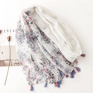 Châle bohème en lin imprimé paisley avec glands colorés sur tissu blanc léger