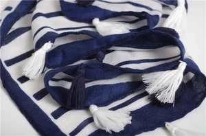 Detail von blau-weiß gestreiftem Baumwollschal mit Fischgrätmuster und handgemachten Quasten