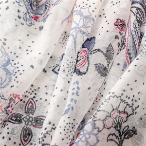 Détail d'une écharpe en coton et lin avec motif bohème et texture de tissage respirante