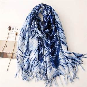 Ethnic μπλε tie-dye μαντήλι από βαμβάκι και λινό με φούντες και μοτίβα σε σχήμα V