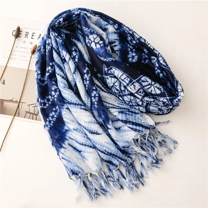 Λεπτομέρεια από μπλε βαμβακερό κασκόλ tie-dye με κρόσσια και έθνικ σχέδια