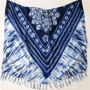 Λεπτομέρεια από μπλε tie-dye μοτίβο και χειροποίητα υφαντά κρόσσια σε λινή εσάρπα