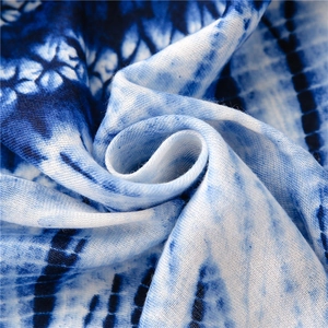 Λεπτομερής macro λήψη βαμβακερού κασκόλ tie-dye με μπλε και λευκά floral μοτίβα