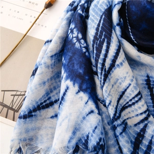 Λεπτομερής όψη του μπλε και λευκού tie-dye κασκόλ από βαμβάκι και λινό με κρόσσια