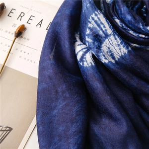 Λεπτομερής υφή από μπλε tie-dye βαμβακερό λινό κασκόλ με κομψά καλλιτεχνικά σχέδια