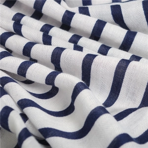 Blau-weiß gestreifter Baumwoll-Seidenschal mit handgefertigten Quasten und Textur