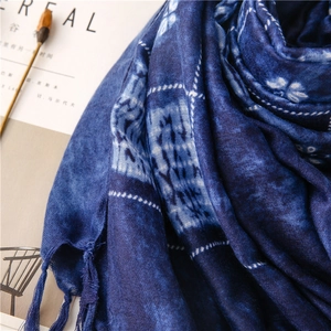 Λεπτομέρεια από μπλε βαμβακερό φουλάρι tie-dye με κρόσσια και καρό ανάγλυφη υφή