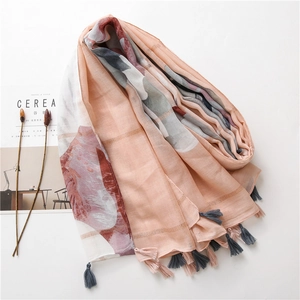 Écharpe élégante en coton et lin avec détails dorés et bords à franges douces