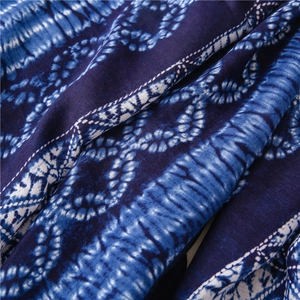 Μακροεντολή λεπτομέρεια από λινό κασκόλ tie-dye με μπλε υφή μπατίκ και ύφανση φυσικών ινών