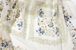 Vue macro du motif floral et gland fait main sur une écharpe légère en coton et lin
