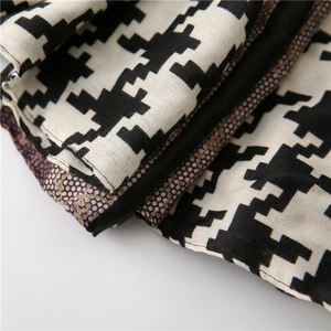 Detail of houndstooth scarf with cotton-linen feel and brown honeycomb pattern edge