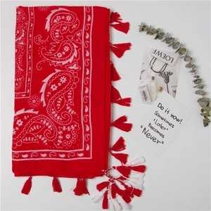 Écharpe rouge en coton à motif paisley avec de longues franges et style ethnique