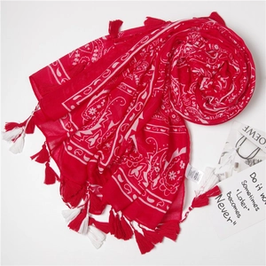 Écharpe rouge à motif paisley avec longues franges et toucher coton ethnique