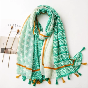 Écharpe en lin de style japonais avec motifs géométriques verts et bordures à pompons