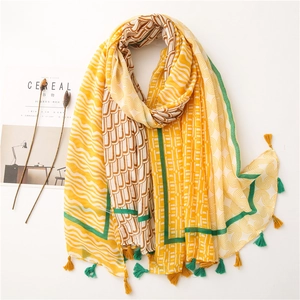 Écharpe châle bohème en coton et lin jaune avec motifs géométriques et pompons