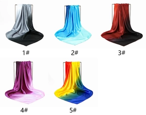 Dettaglio di foulard in raso in 5 sfumature con elegante lucentezza setosa e caduta