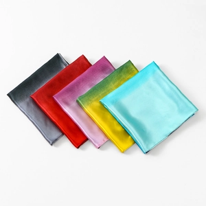 Dettaglio di foulard in raso che mostra i colori sfumati e la trama setosa lucida