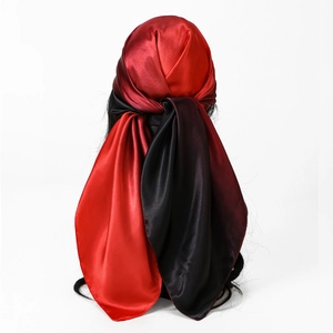 Vista dettagliata del foulard in raso rosso e nero con trama lucida e setosa