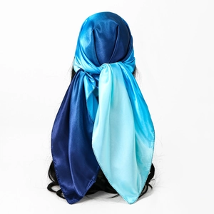 Foulard sfumato blu e viola indossato come un'elegante fascia per capelli donna