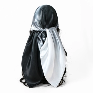 Dettaglio di un foulard in raso sfumato che mostra la lucentezza e il drappeggio
