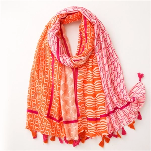Détail d'une écharpe orange et rose aux motifs géométriques et bordures à franges