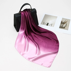 Foulard quadrato in seta satinata sfumata dal bordeaux al rosa su borsa da esposizione