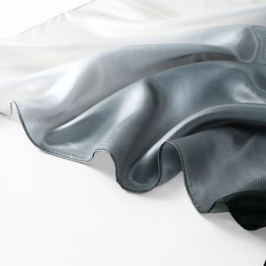 Dettaglio di un foulard di seta da 90cm con sfumatura nero e bianco e trama lucida